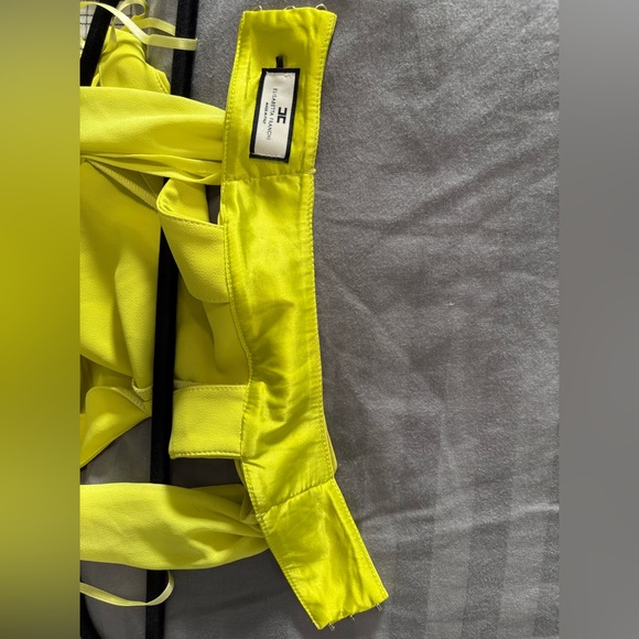 Gorgeous slim flowing yellow sleeveless gown, high neck enclosure with open back - Picture 4 of 7